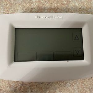 Honeywell home touchscreen Thermostat